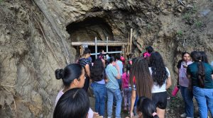 NIÑOS Y NIÑAS EXPLORAN LA CUEVA HELADA EN EXCURSIÓN