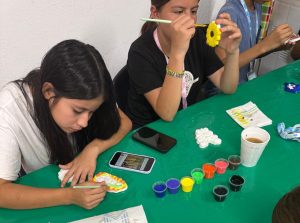 NIÑOS Y NIÑAS EXPRESAN SU CREATIVIDAD CON FIGURAS DE YESO