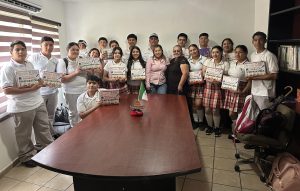 ENTREGA DE ÚTILES ESCOLARES A ESTUDIANTES DE PREPARATORIA